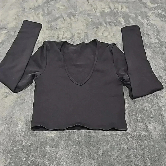 OQQ Tops - EUC Amazon OQQ black Vneck crop long sleeve athletic top size Small​